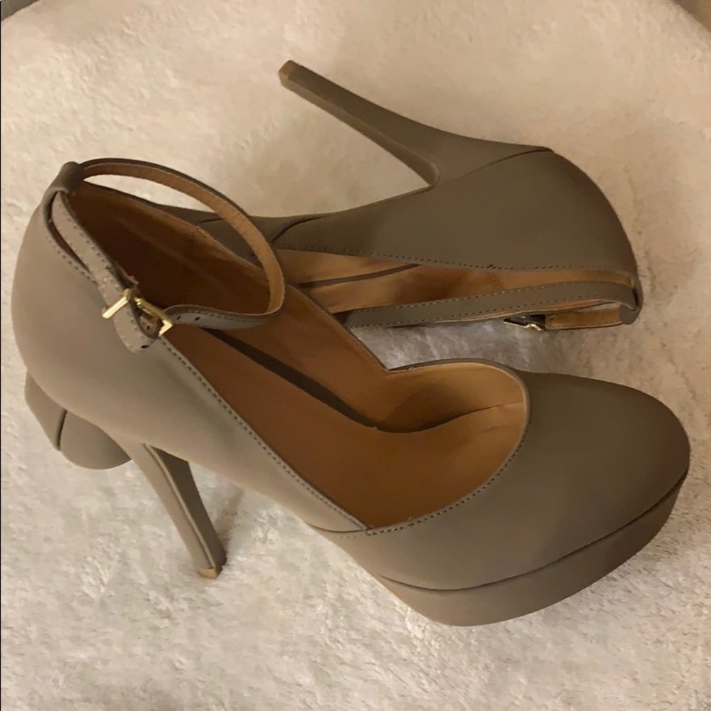 Suede strap pump - Picture 2 of 4